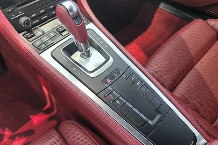 Used Porsche 718 2020 Cayman 2.0T Interior 8
