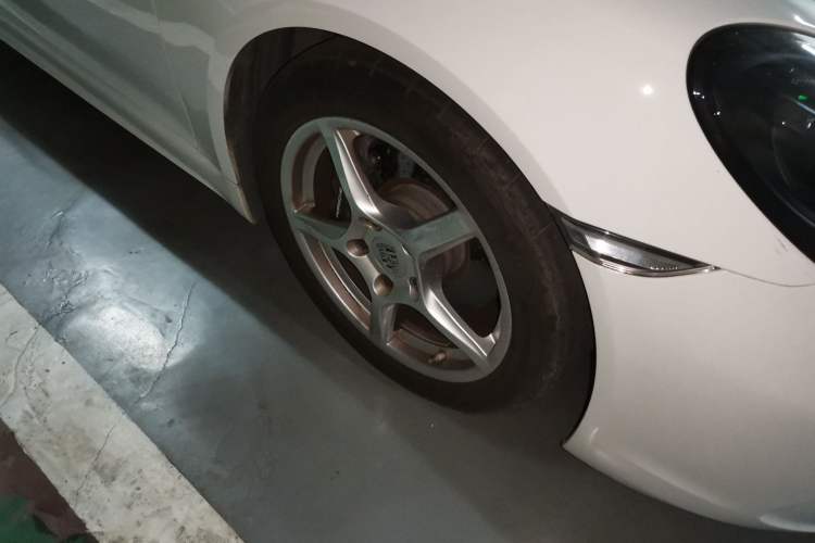 Used Porsche 718 2020 Boxster 2.0T Right Front Wheel Hub
