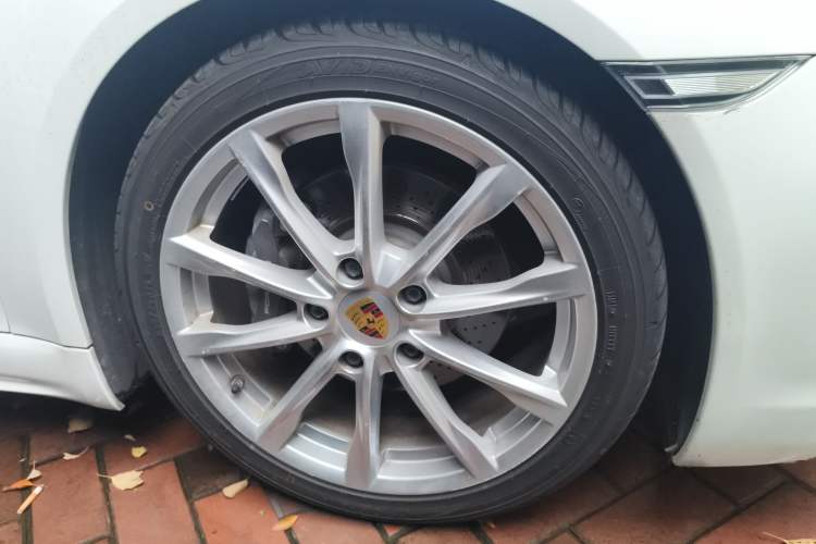 Used Porsche 718 2020 Boxster 2.0T Right Front Wheel Hub