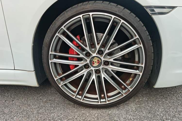 Used Porsche 718 2020 Boxster 2.0T Right Front Wheel Hub