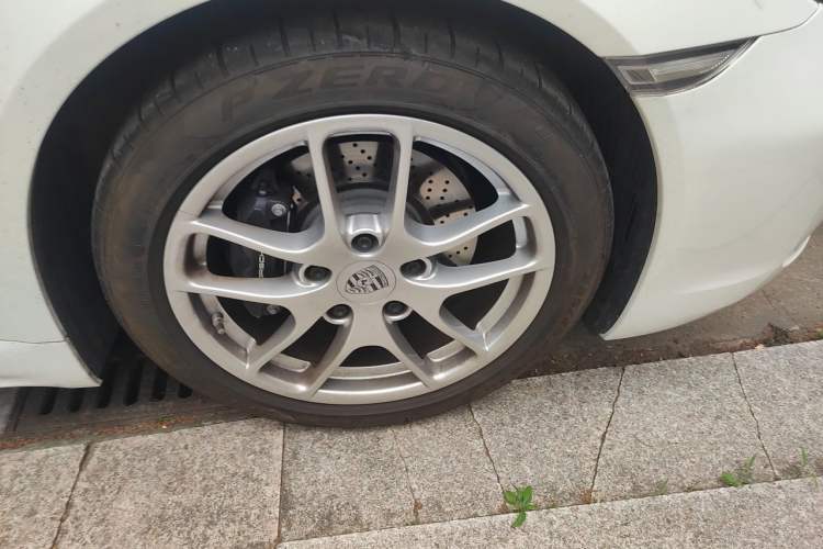 Used Porsche 718 2020 Boxster 2.0T Right Front Wheel Hub