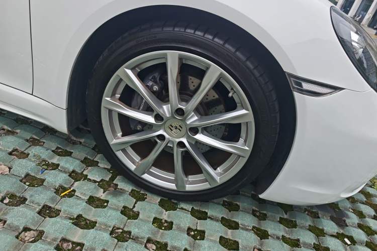 Used Porsche 718 2020 Boxster 2.0T Right Front Wheel Hub
