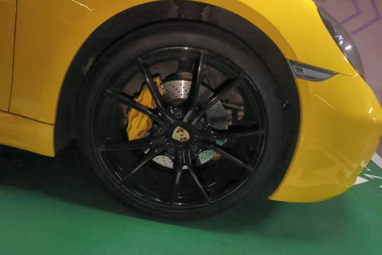 Used Porsche 718 2020 Cayman 2.0T Right Front Wheel Hub
