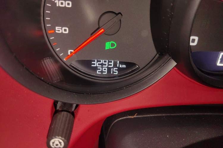 Used Porsche 718 2021 Spyder 2.0T Odometer Close Up