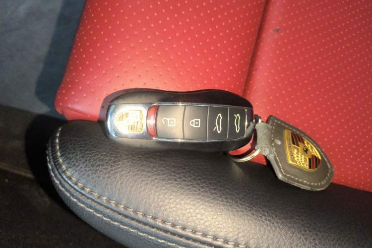 Used Porsche 718 2022 Cayman 2.0T Interior 1