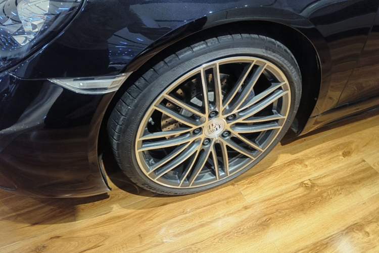 Used Porsche 718 2022 Cayman 2.0T Left Front Wheel Hub