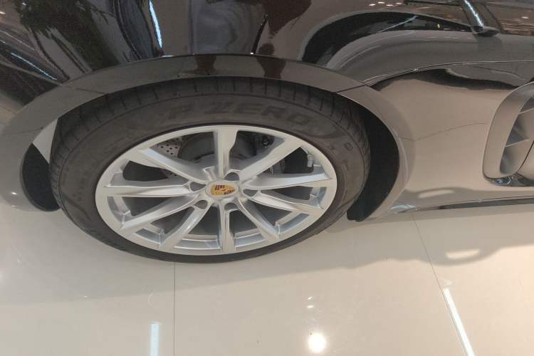 Used Porsche 718 2022 Cayman 2.0T Right Rear Wheel Hub