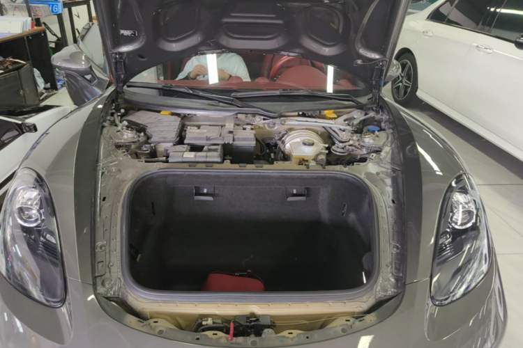 Used Porsche 718 2022 Boxster 2.0T Engine Bay