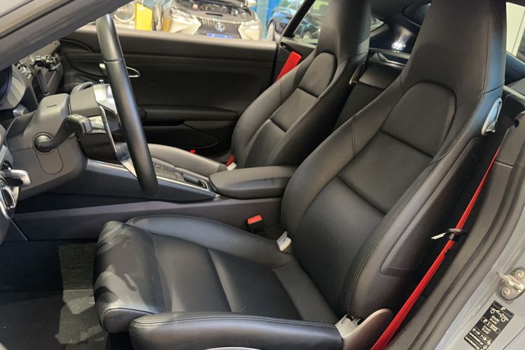 Used Porsche 718 2022 Cayman 2.0T Interior 1