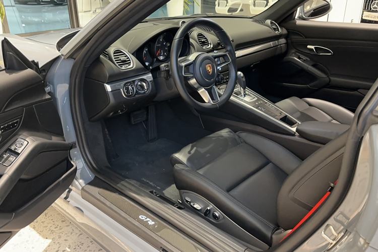 Used Porsche 718 2022 Cayman 2.0T Interior 2