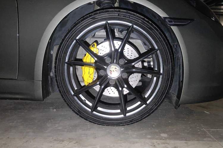 Used Porsche 718 2022 Cayman 2.0T Right Front Wheel Hub