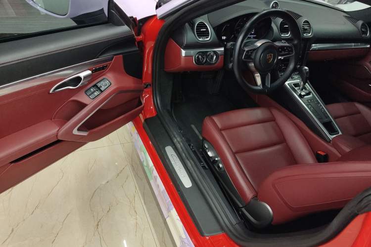 Used Porsche 718 2022 Cayman 2.0T Interior 3