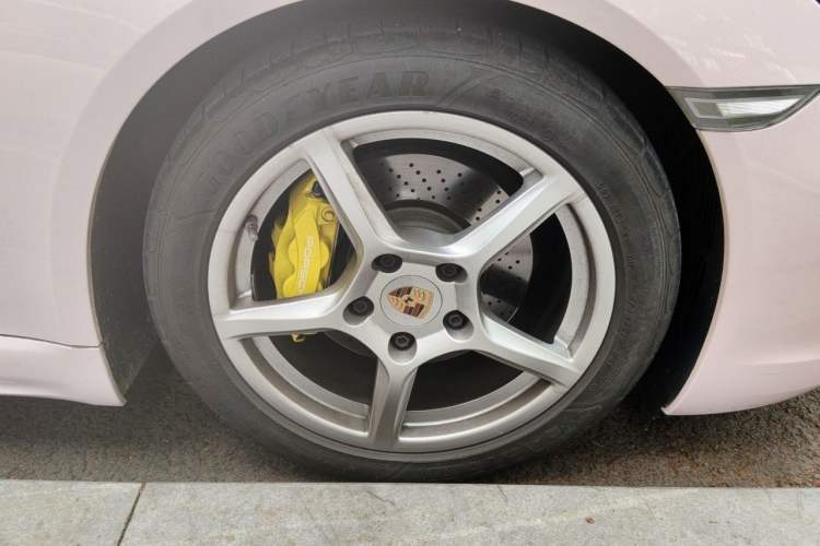 Used Porsche 718 2022 Boxster 2.0T Right Front Wheel Hub