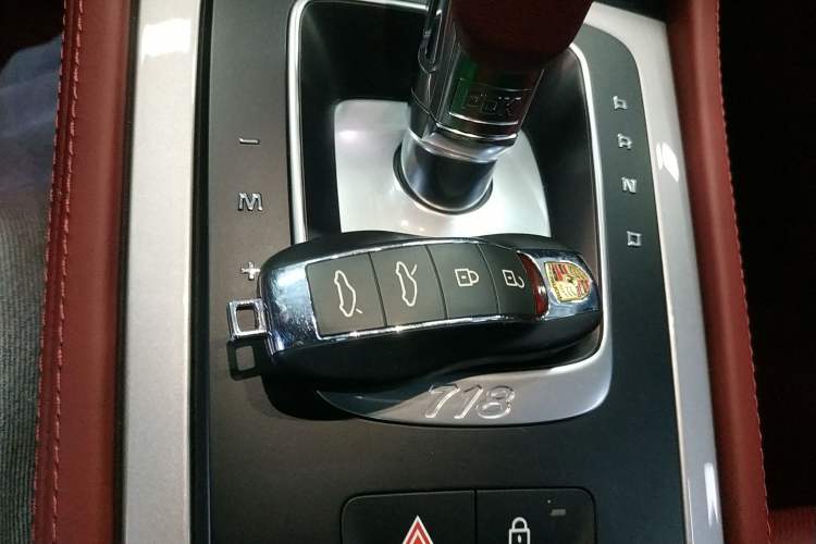 Used Porsche 718 2022 Spyder 2.0T Interior 1