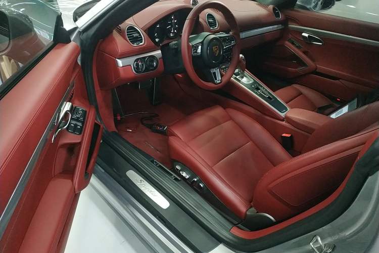 Used Porsche 718 2022 Spyder 2.0T Interior 3
