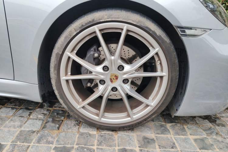 Used Porsche 718 2022 Boxster 2.0T Right Front Wheel Hub
