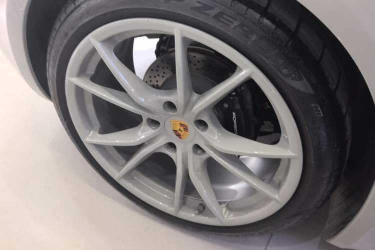 Used Porsche 718 2022 Cayman 2.0T Right Rear Wheel Hub