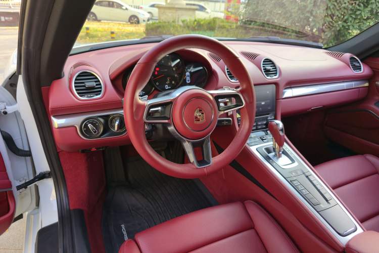 Used Porsche 718 2022 Cayman 2.0T Interior 2