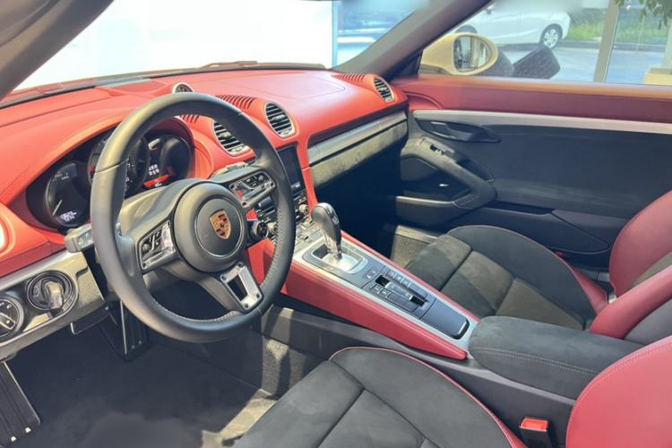 Used Porsche 718 2022 Spyder 2.0T Interior 2