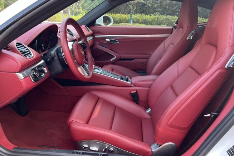 Used Porsche 718 2022 Cayman 2.0T Interior 2
