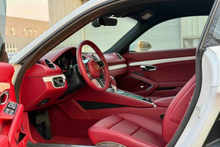 Used Porsche 718 2022 Cayman 2.0T Interior 2