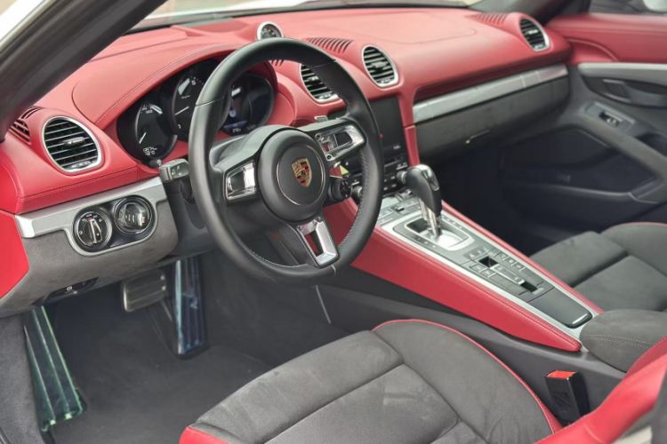 Used Porsche 718 2022 Spyder 2.0T Interior 3