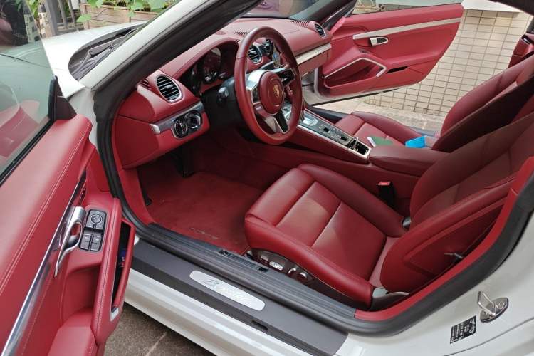 Used Porsche 718 2022 Boxster 2.0T Interior 3