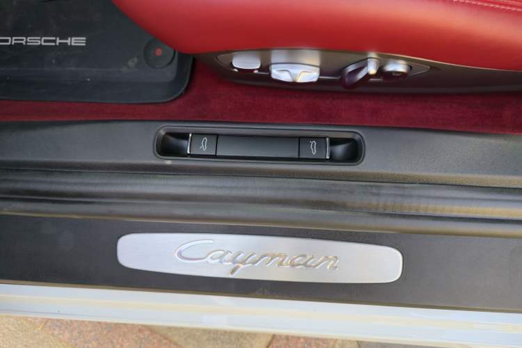 Used Porsche 718 2022 Cayman 2.0T Interior 4