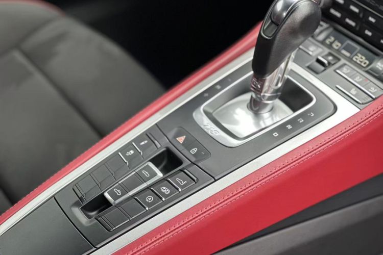 Used Porsche 718 2022 Spyder 2.0T Interior 5