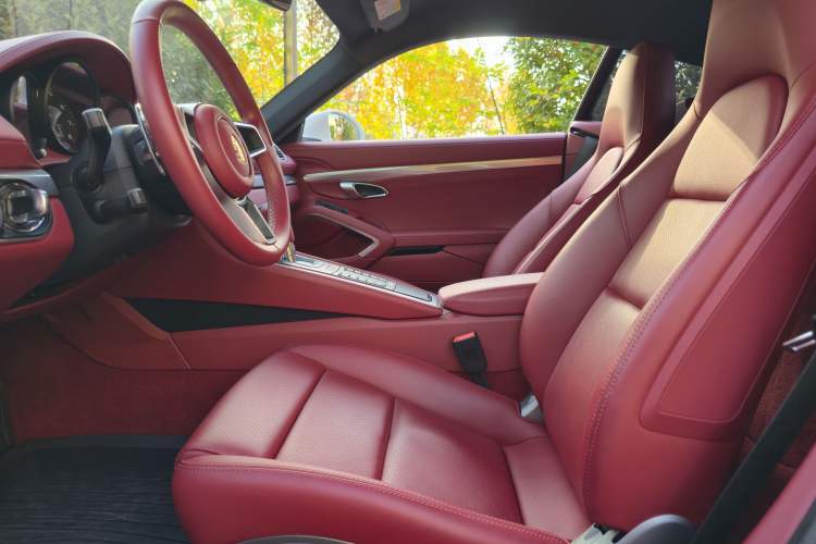 Used Porsche 718 2022 Cayman 2.0T Interior 5