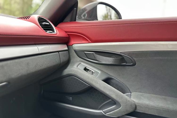 Used Porsche 718 2022 Spyder 2.0T Interior 6