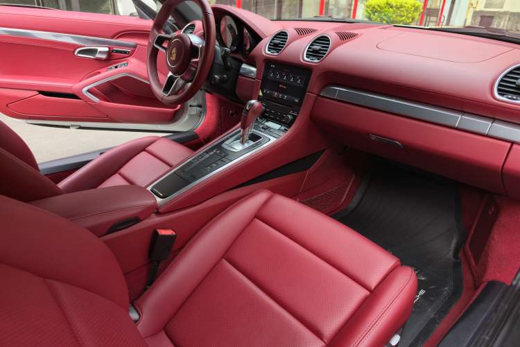 Used Porsche 718 2022 Cayman 2.0T Interior 6