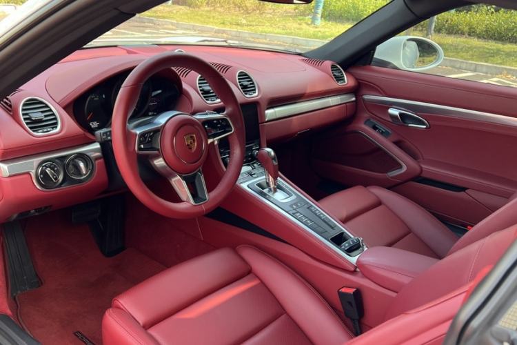 Used Porsche 718 2022 Cayman 2.0T Interior 6