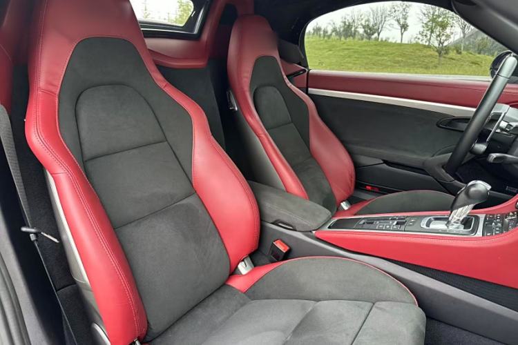 Used Porsche 718 2022 Spyder 2.0T Interior 8