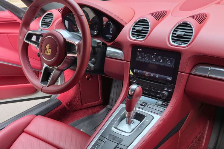 Used Porsche 718 2022 Cayman 2.0T Interior 8