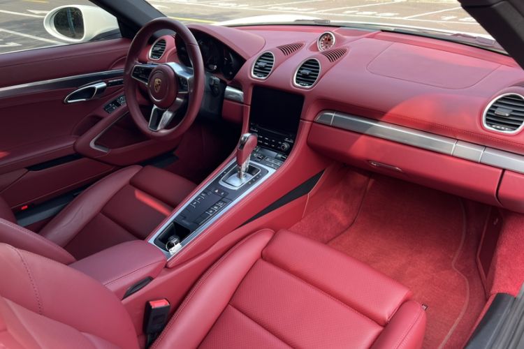 Used Porsche 718 2022 Cayman 2.0T Interior 9