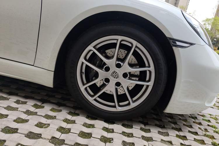 Used Porsche 718 2022 Cayman 2.0T Right Front Wheel Hub