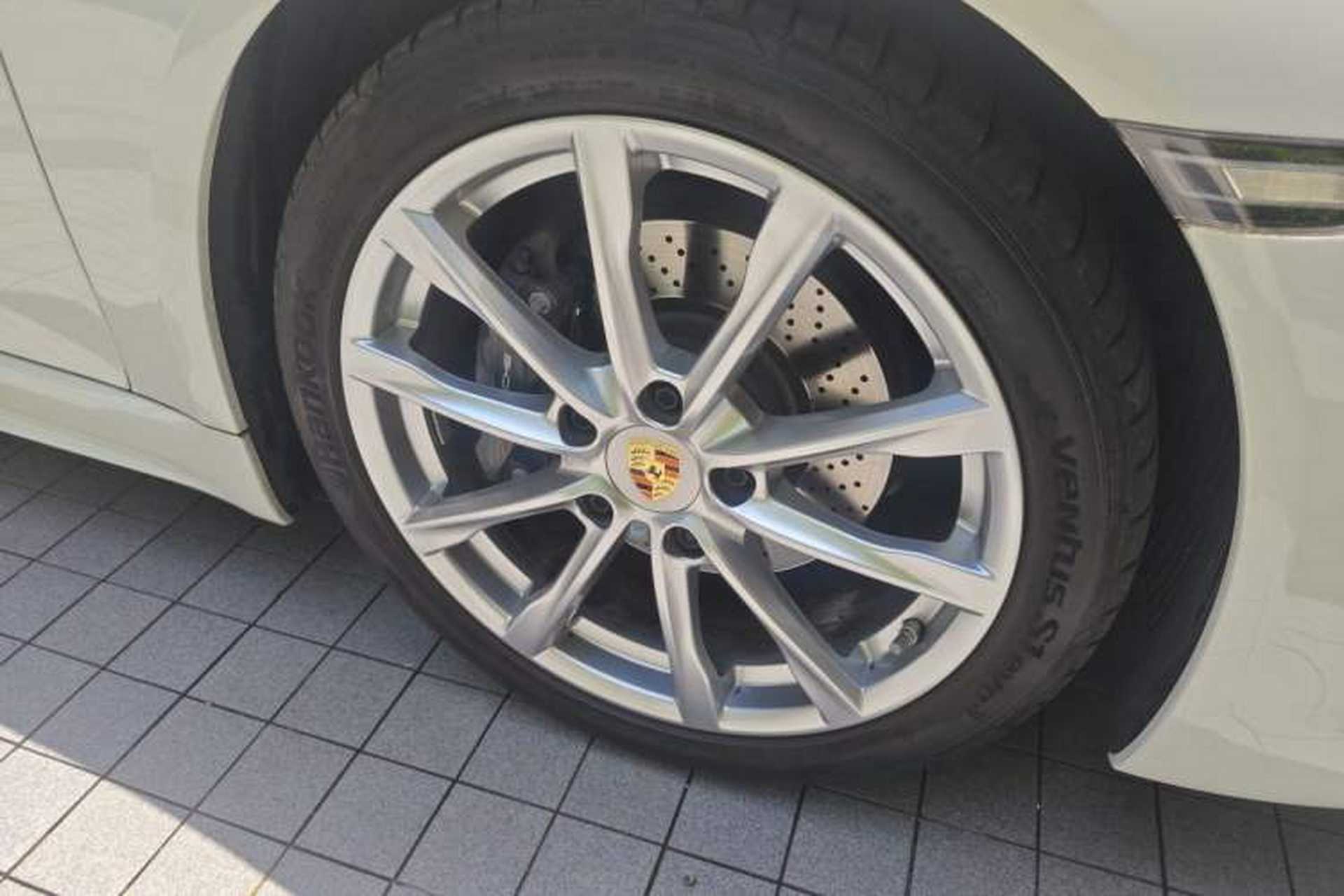 Used Porsche 718 2022 Boxster 2.0T Right Front Wheel Hub