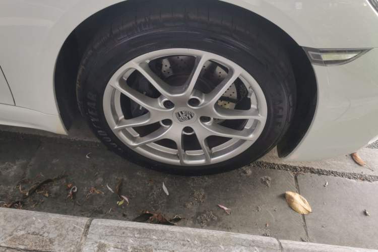 Used Porsche 718 2022 Boxster 2.0T Right Front Wheel Hub