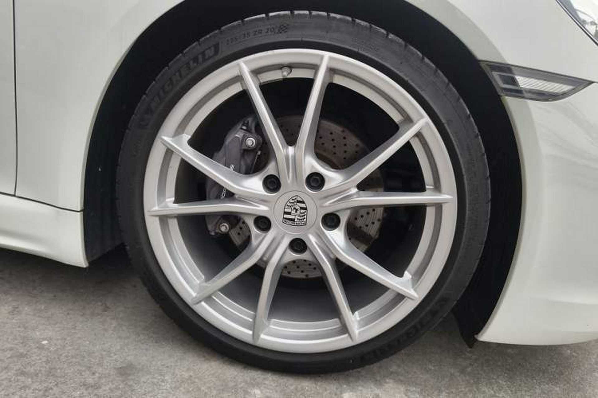 Used Porsche 718 2022 Boxster 2.0T Right Front Wheel Hub
