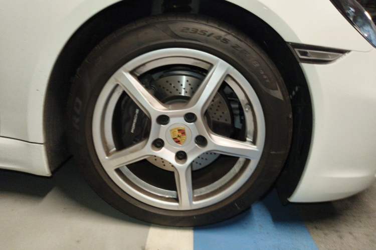 Used Porsche 718 2022 Boxster 2.0T Right Front Wheel Hub