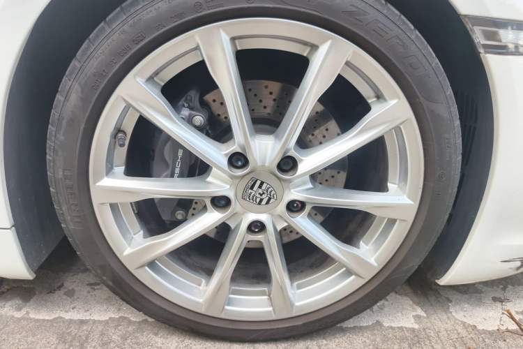 Used Porsche 718 2022 Boxster 2.0T Right Front Wheel Hub