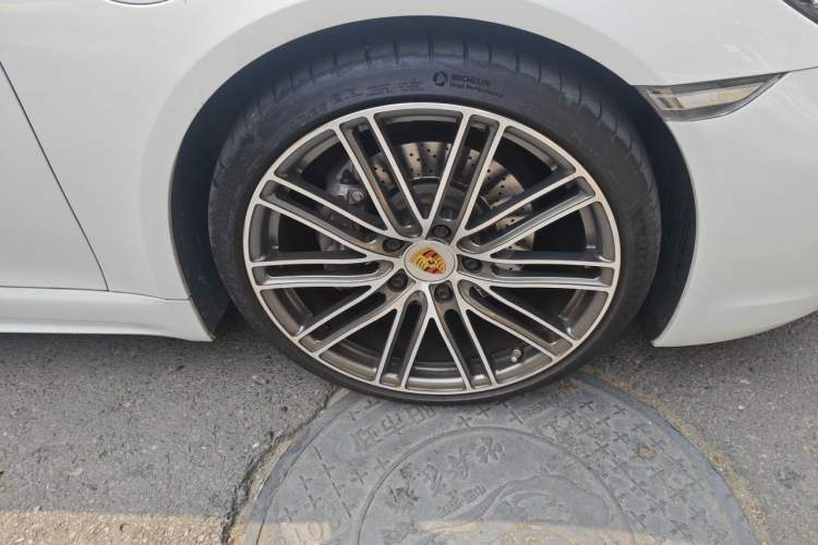 Used Porsche 718 2022 Boxster 2.0T Right Front Wheel Hub