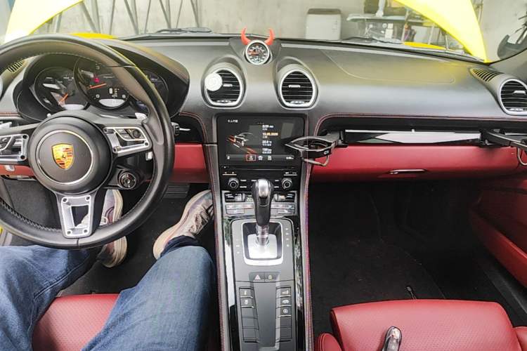 Used Porsche 718 2022 Cayman T 2.0T Center Console