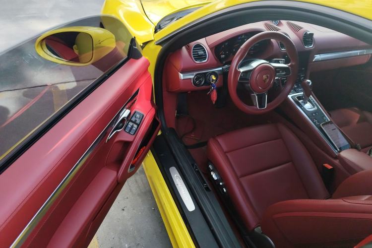 Used Porsche 718 2022 Cayman 2.0T Interior 2