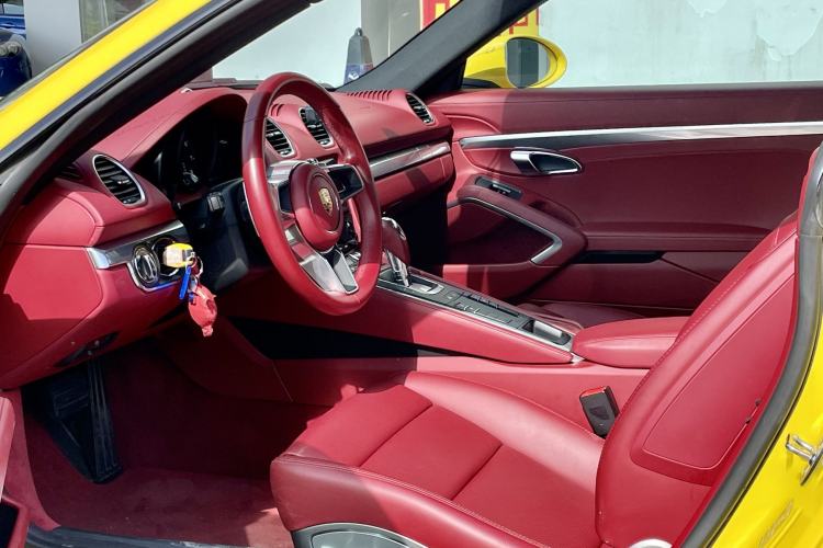 Used Porsche 718 2022 Cayman 2.0T Interior 3