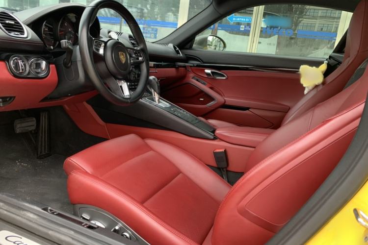 Used Porsche 718 2022 Cayman T 2.0T Interior 3