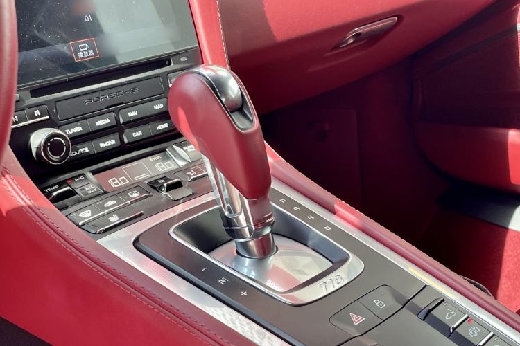 Used Porsche 718 2022 Cayman 2.0T Interior 4