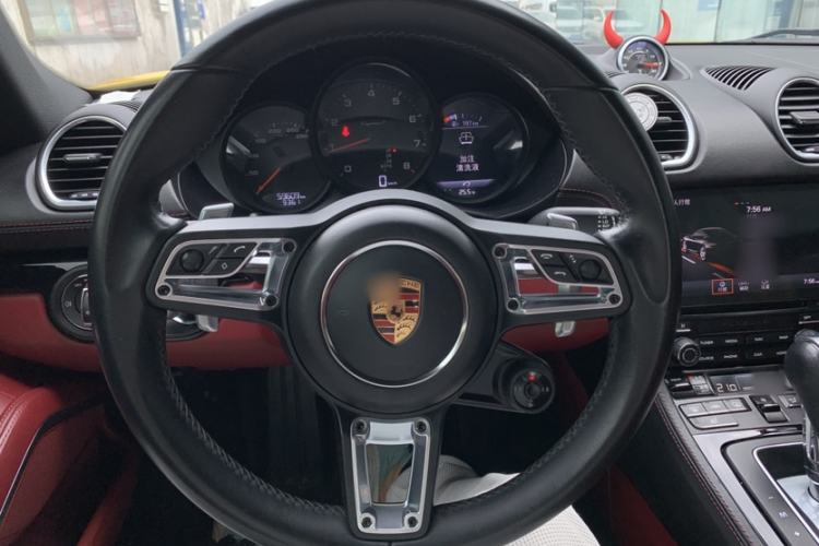 Used Porsche 718 2022 Cayman T 2.0T Interior 9