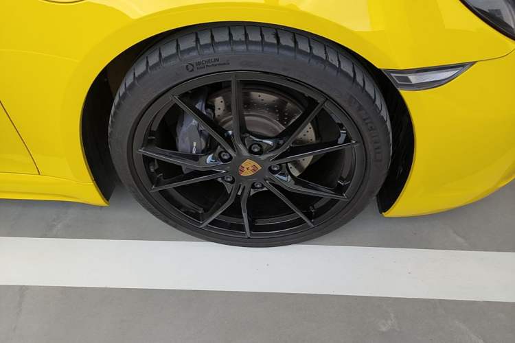 Used Porsche 718 2022 Cayman 2.0T Right Front Wheel Hub